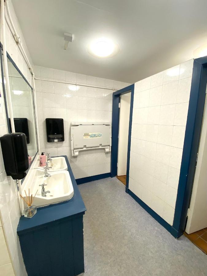 Hotel The County - Self Check-in, Ultra Fast Wi-fi, Free Parking, Location