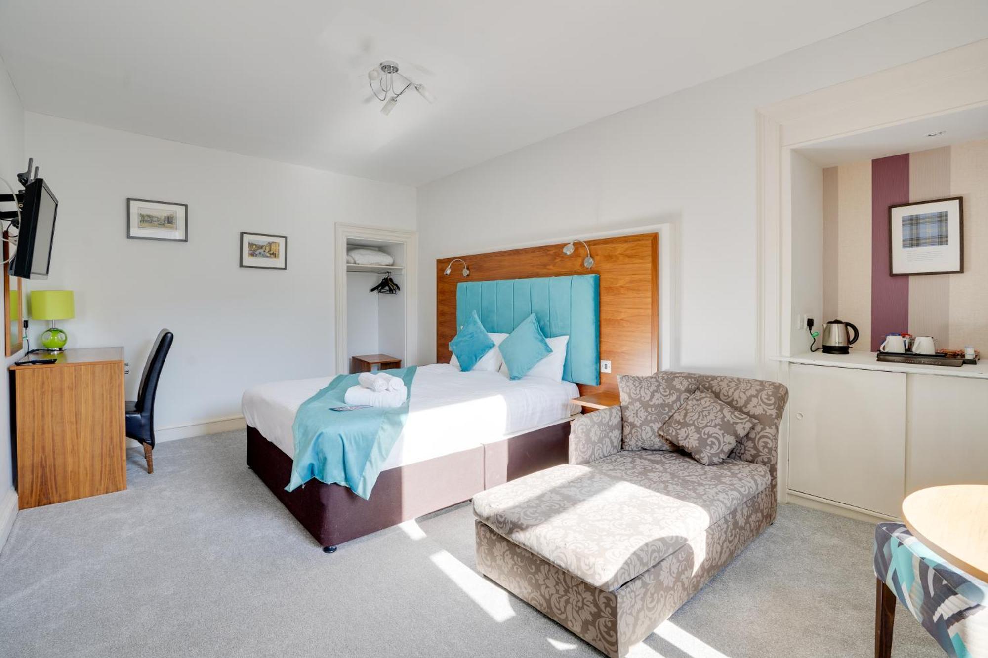 Hotel The County - Self Check-in, Ultra Fast Wi-fi, Free Parking, Location