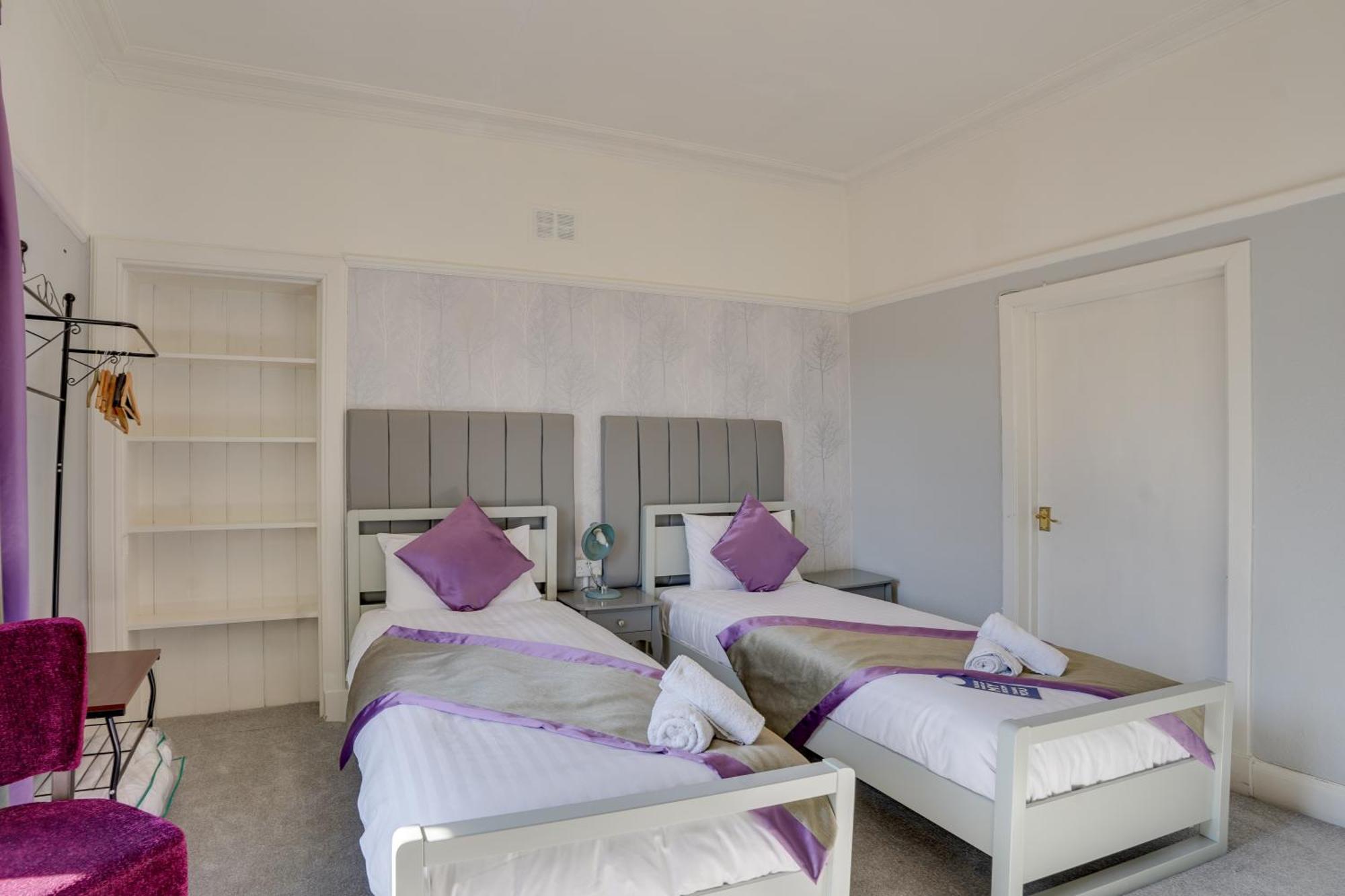 Hotel The County - Self Check-in, Ultra Fast Wi-fi, Free Parking, Location