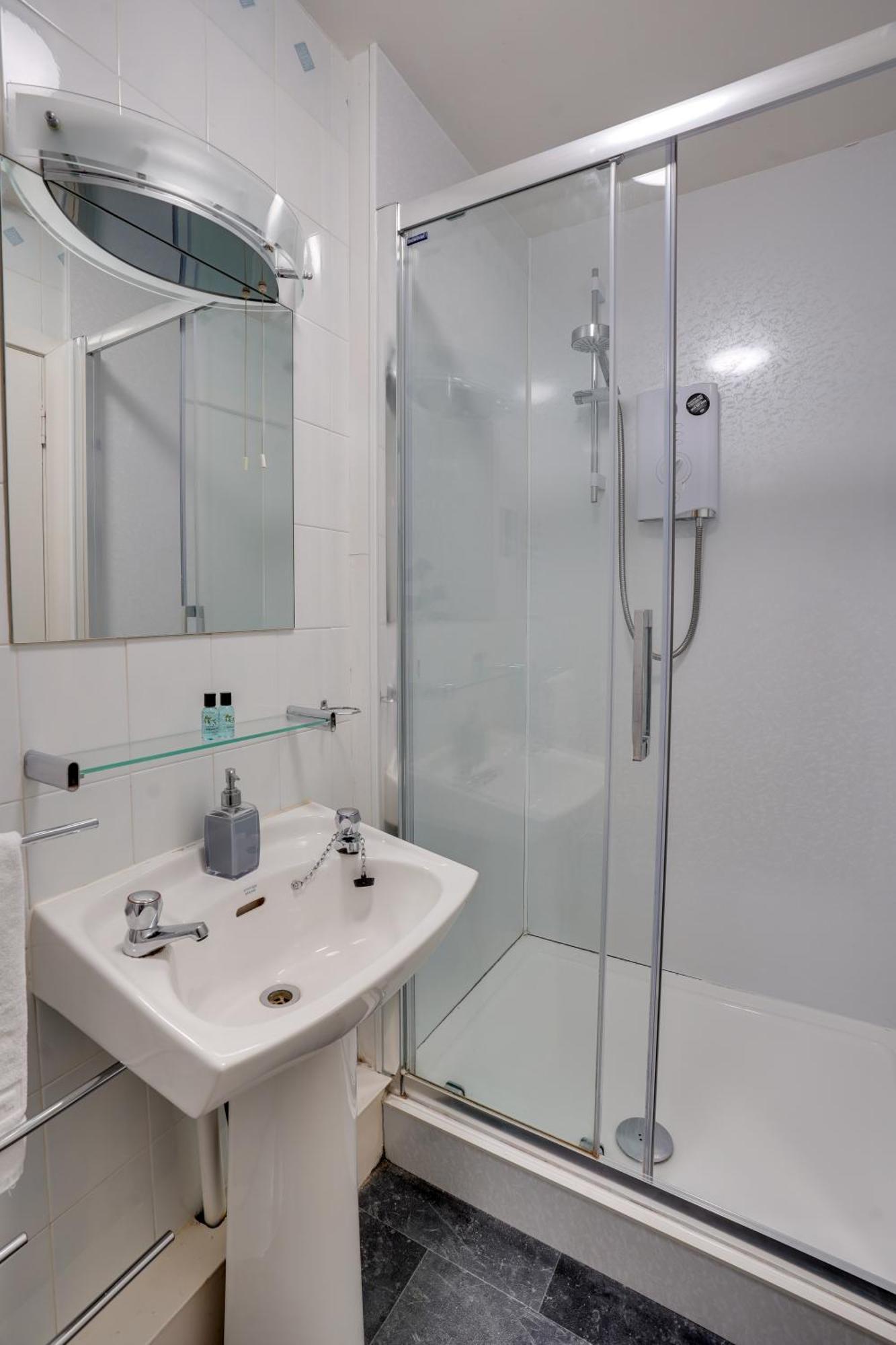 Hotel The County - Self Check-in, Ultra Fast Wi-fi, Free Parking, Location 3*