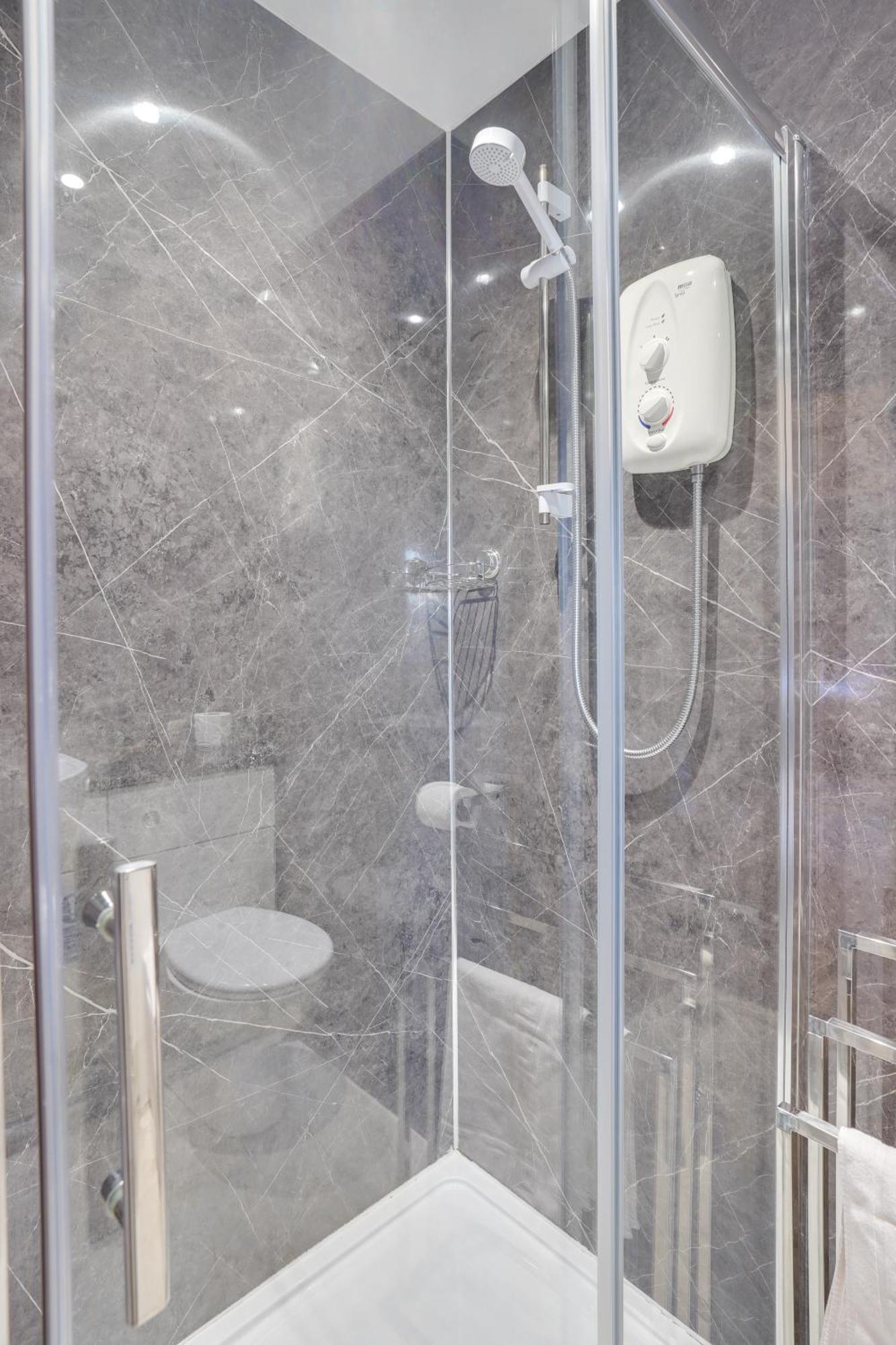 Hotel The County - Self Check-in, Ultra Fast Wi-fi, Free Parking, Location