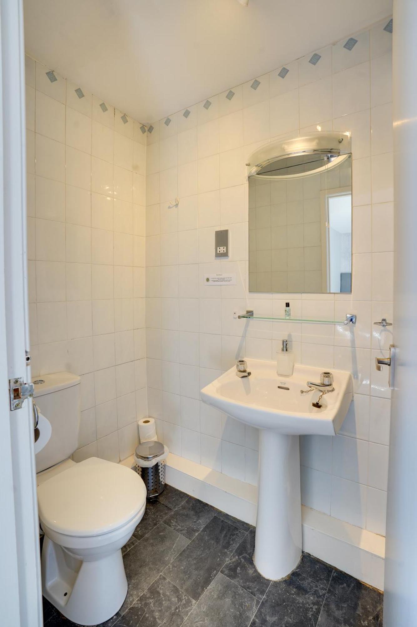 The County - Self Check-in, Ultra Fast Wi-fi, Free Parking, Location Hotel 3*