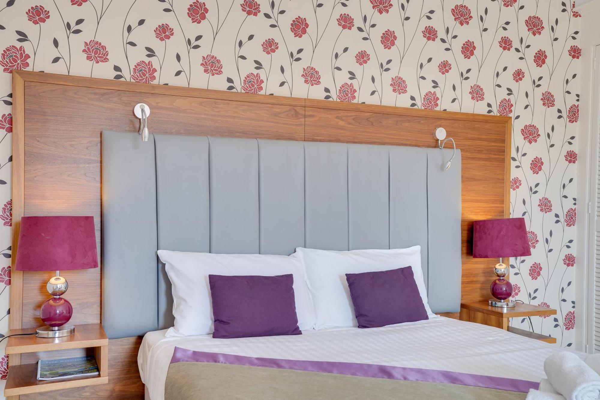 Hotel The County - Self Check-in, Ultra Fast Wi-fi, Free Parking, Location