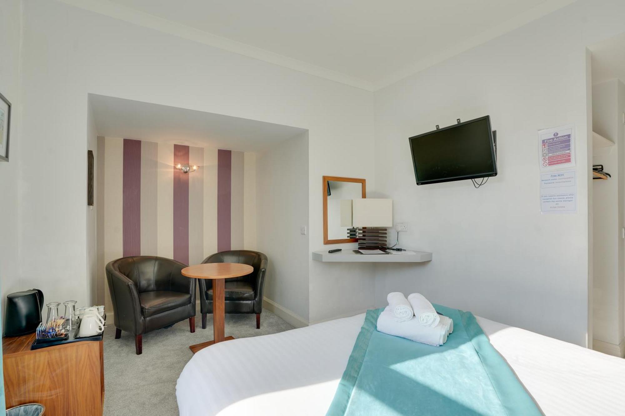 Hotel The County - Self Check-in, Ultra Fast Wi-fi, Free Parking, Location